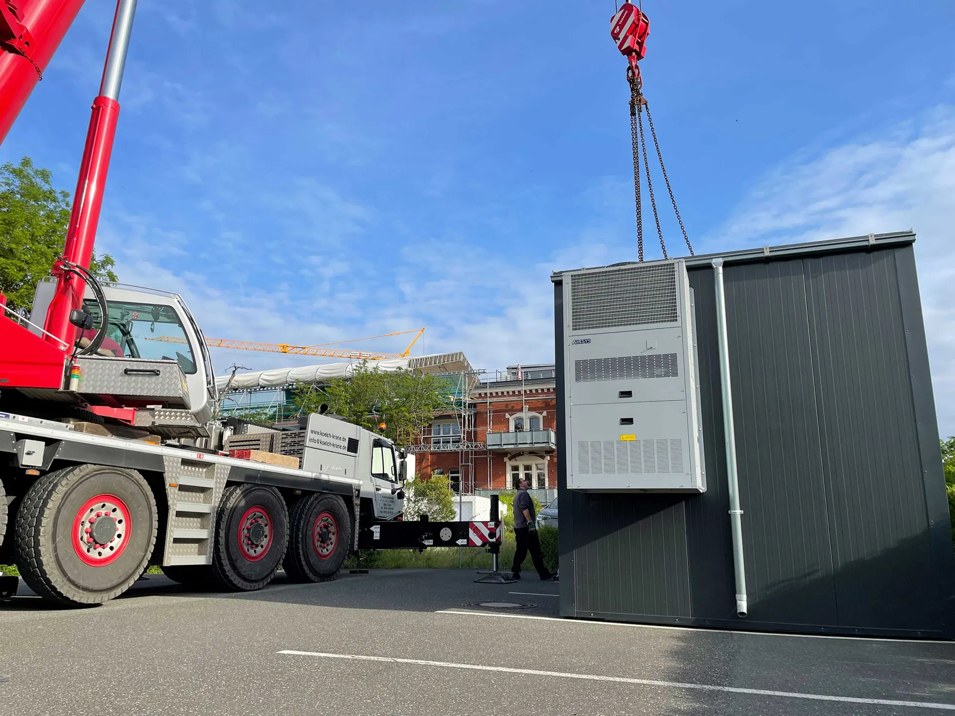 Kran lässt einen Cadolto Container ab