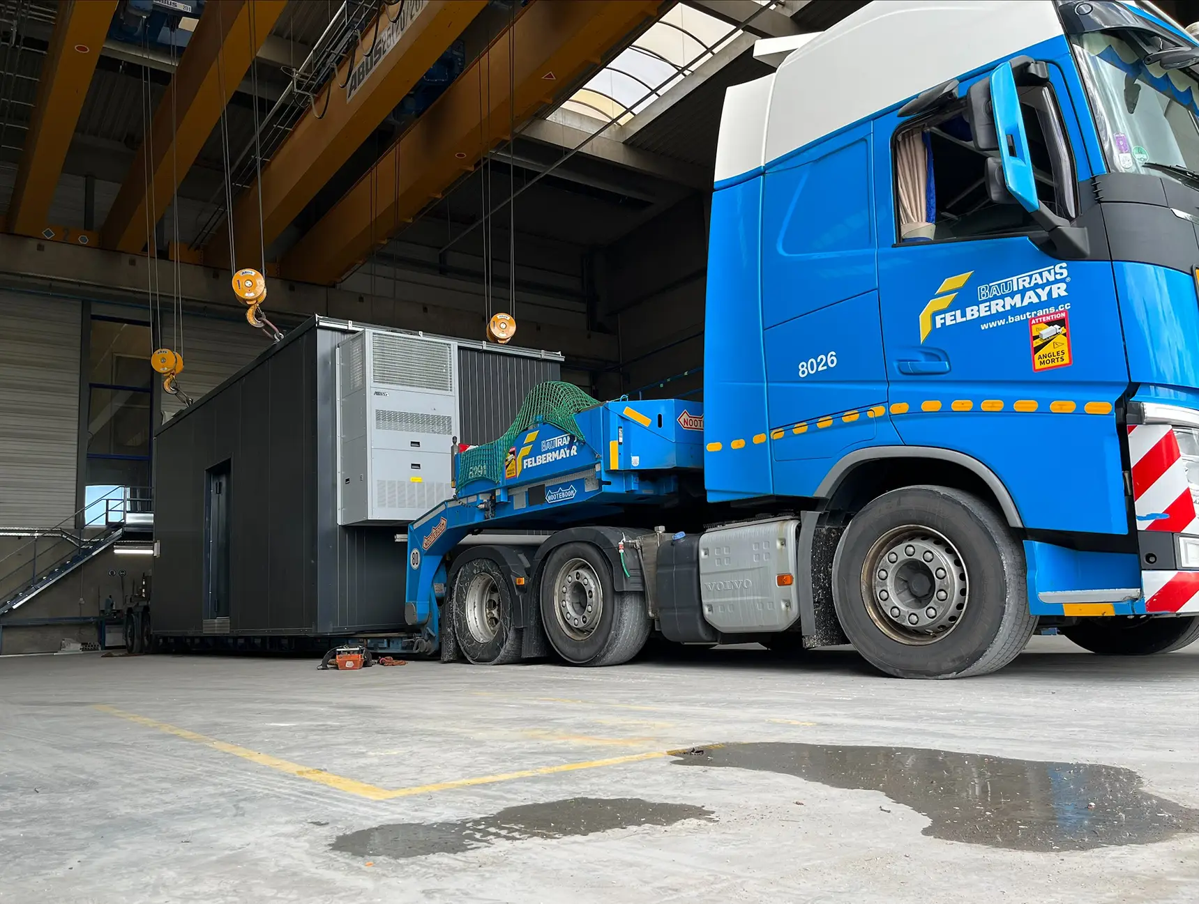 Cadolto Rechenzentrum wird auf LKW gehoben